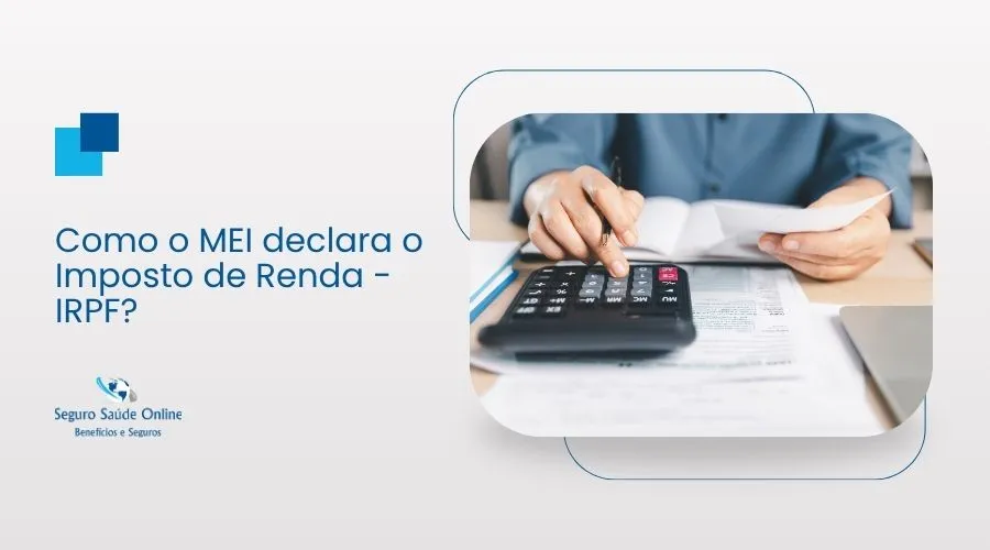 Empreendedor utilizando calculadora e notebook para entender como o MEI declara o Imposto de Renda - IRPF