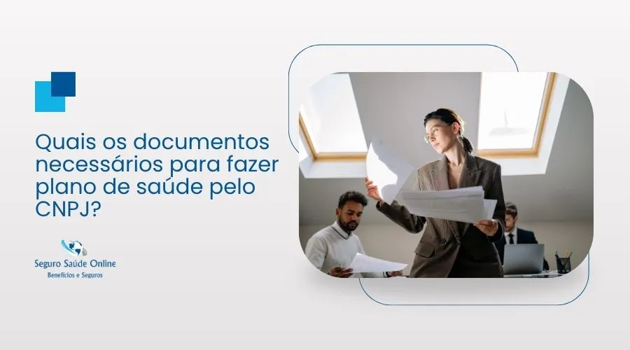 Empreendedor separando a documentação e o contrato social para assinar o plano de saúde empresarial