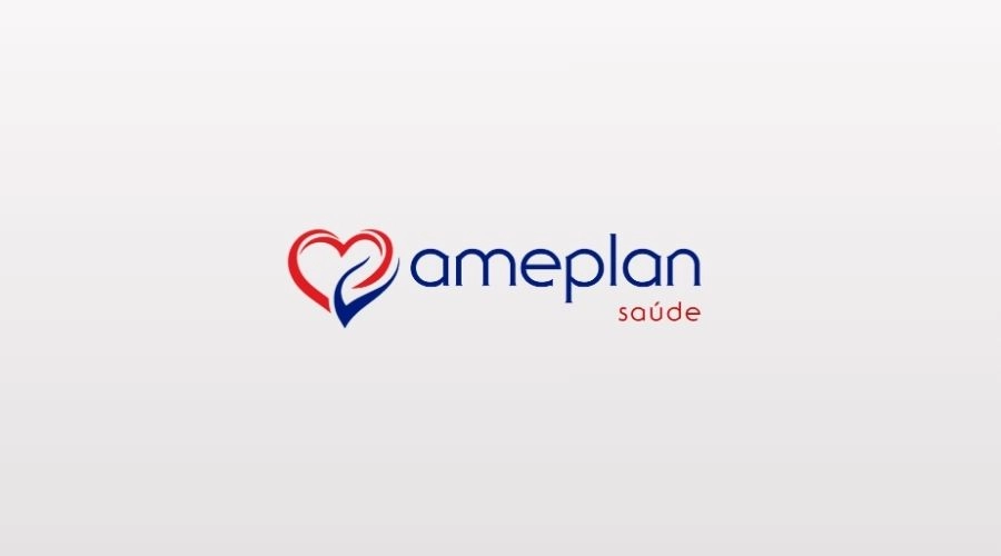 Empreendedor de Taboão da Serra revisando a economia da tabela Ameplan MEI em seu escritório