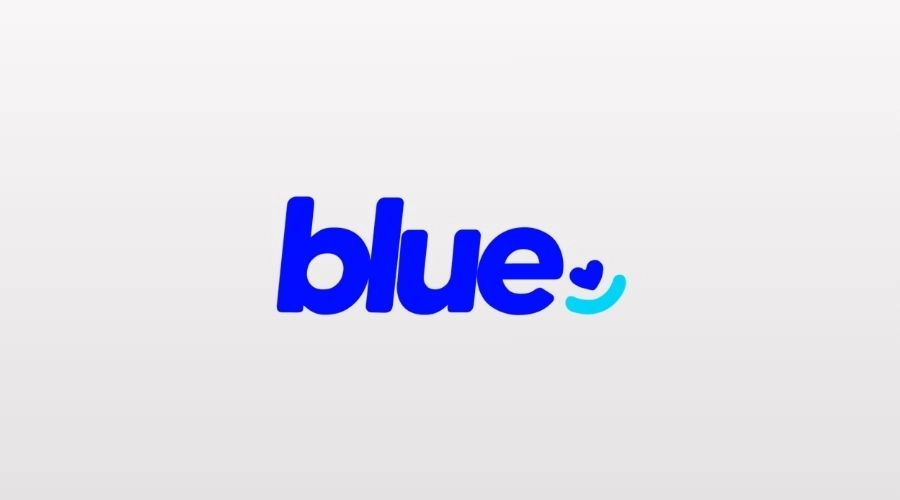 Microempreendedor Individual sorrindo ao analisar a tabela de economia do plano Blue Saúde em seu notebook