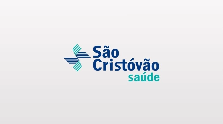 Microempreendedor Individual sorrindo ao analisar a tabela de economia do plano São Cristóvão em seu notebook